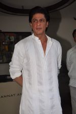 Shahrukh Khan celebrates eid with media at home on 31st Aug 2011 (51).JPG
